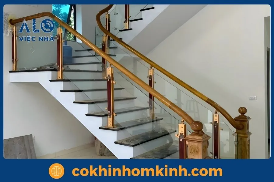 Giới thiệu dịch vụ thi công cầu thang gỗ kính