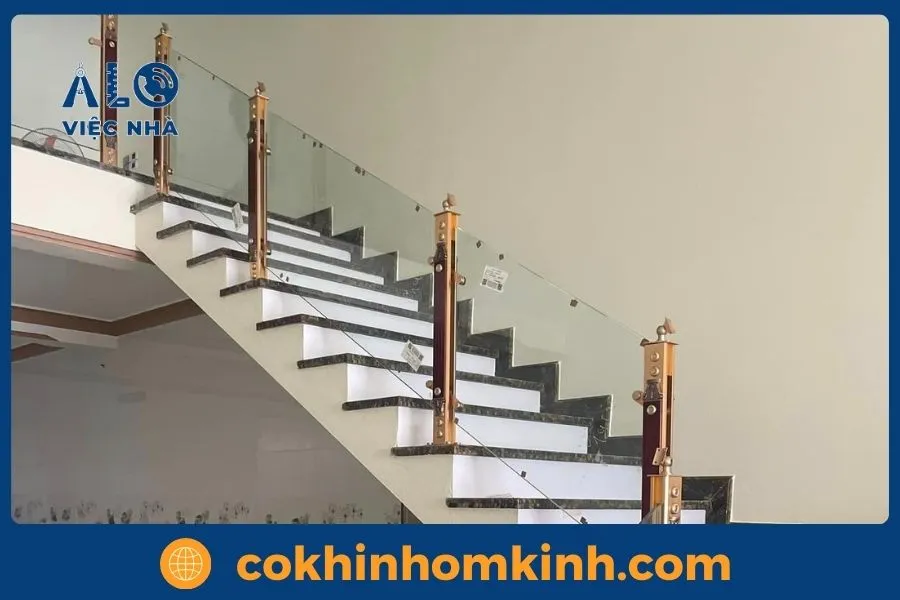 Tại sao, cầu thang kính ngày càng được ưa chuộng trong thiết kế hiện đại?