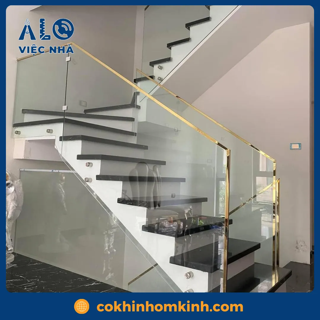 Cầu thang kính cường lực CTKCL1 mẫu 2