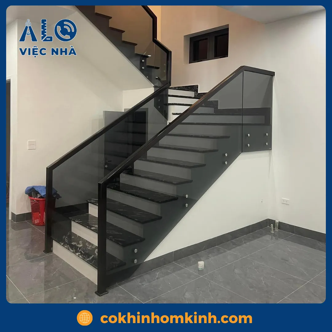 Cầu thang kính cường lực CTKCL1 mẫu 3