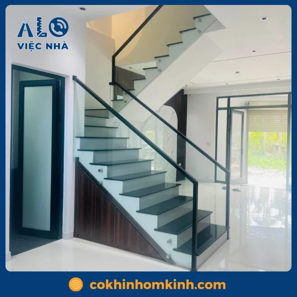 Cầu thang kính cường lực CTKCL3 mẫu 3