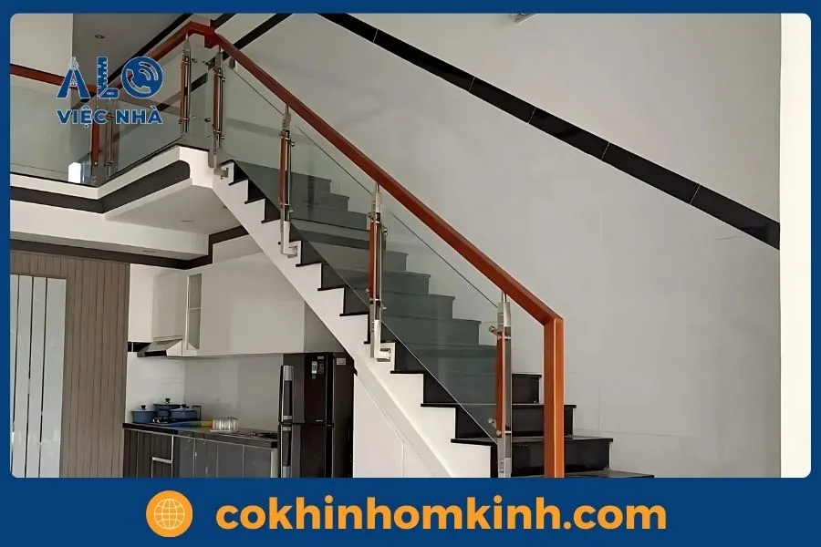 Cầu thang kính gác lửng