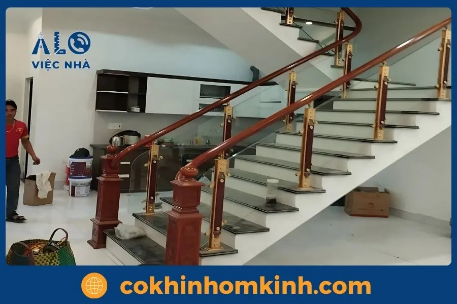 Cầu thang kính gác lửng cho nhà nhỏ, tiết kiệm diện tích