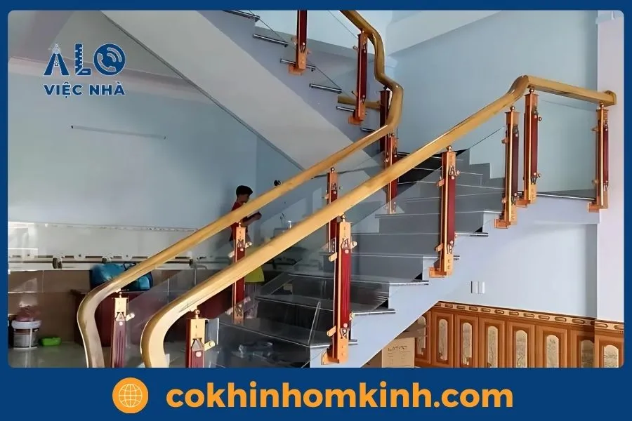 Mẫu cầu thang kính gác lửng thiết kế thanh thoát tinh tế