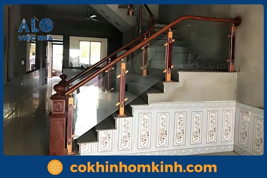 Cầu thang kính gác lửng kết hợp tay vịn gỗ chắc chắn