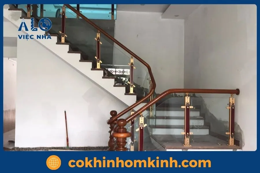 Cầu thang kính gác lửng mang vẻ đẹp hiện đại, sáng thoáng