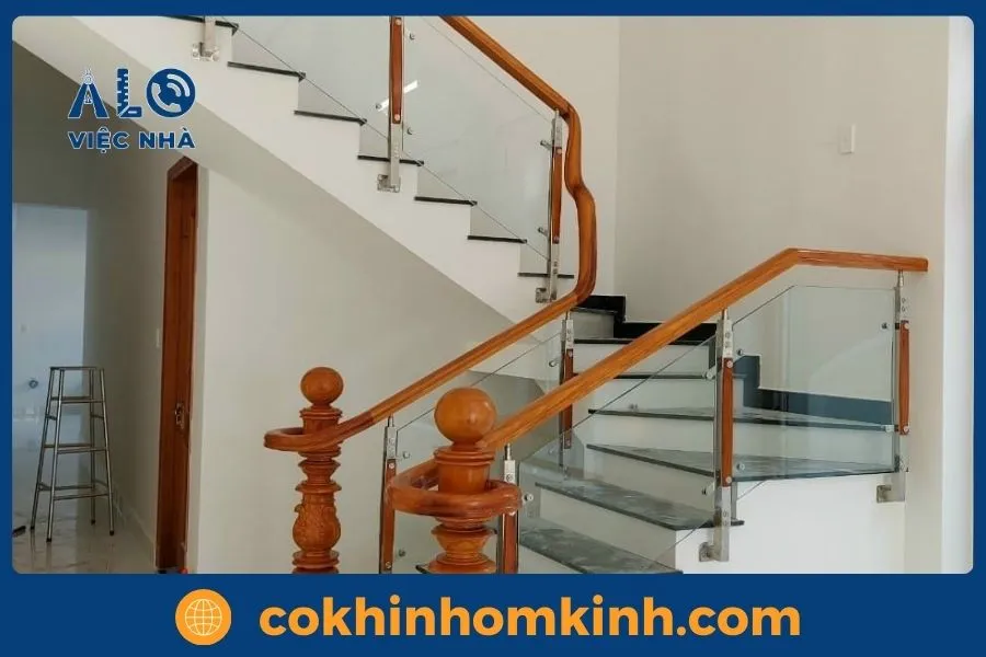 Mẫu cầu thang kính gác lửng tôn nét sang trọng nội thất