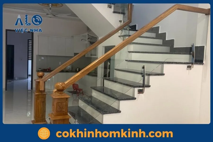 Hình cầu thang kính gác lửng thiết kế cong mềm mại