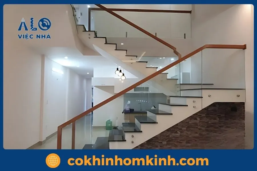 Cầu thang kính gác lửng nhỏ gọn cho căn hộ mini