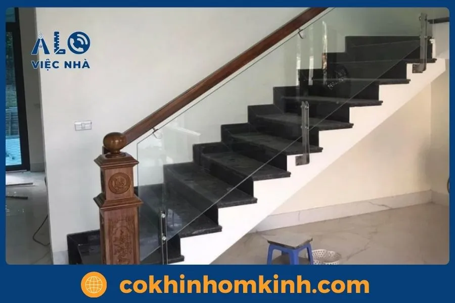 Cầu thang kính gác lửng là gì?