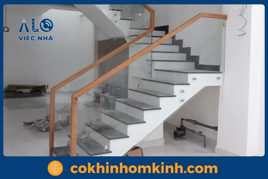 Giới thiệu dịch vụ lắp đặt cầu thang kính gác lửng