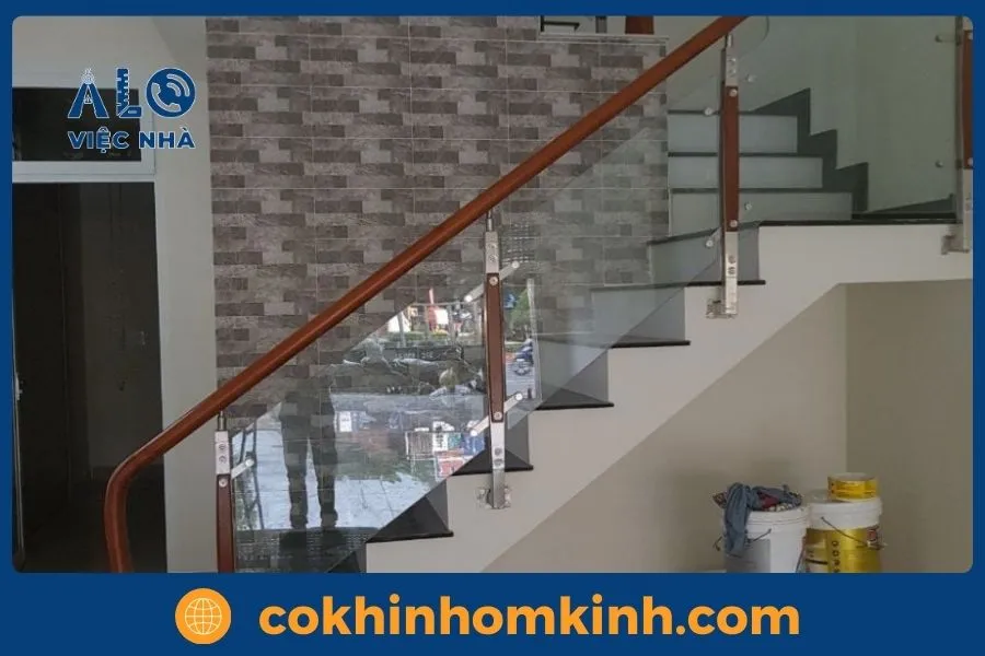 Cầu thang kính gác lửng phù hợp căn hộ nhỏ