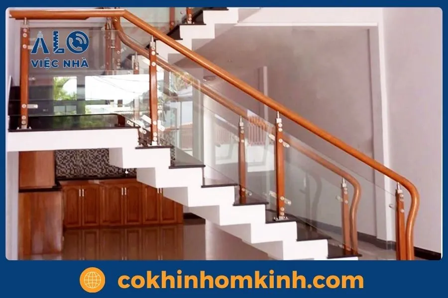 Cầu thang kính gác lửng kiểu dáng hiện đại