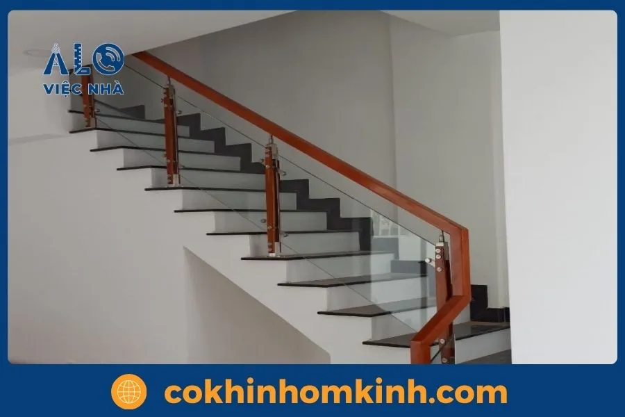 Mẫu cầu thang kính gác lửng sang trọng