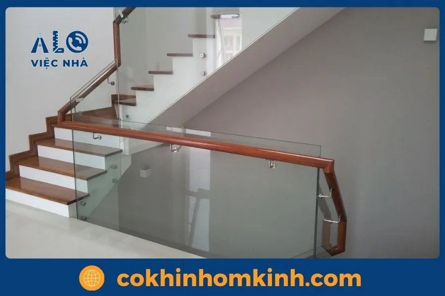 Cầu Thang Kính Tay Vịn Gỗ