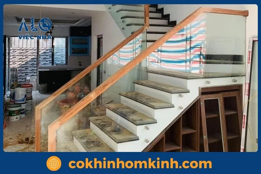 Cầu thang kính tay vịn gỗ kiểu dáng thanh thoát tinh tế