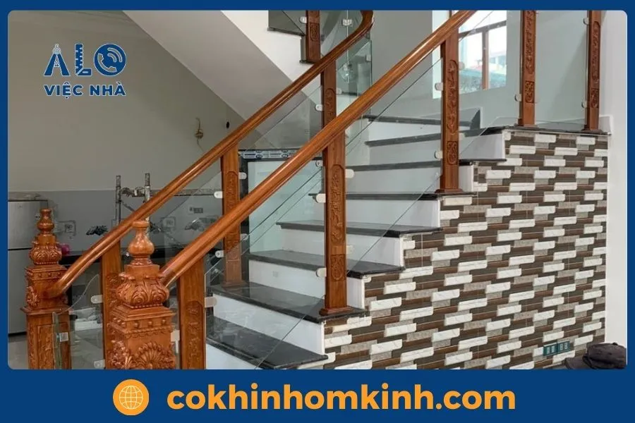 Mẫu cầu thang kính tay vịn gỗ kết hợp trụ gỗ tự nhiên