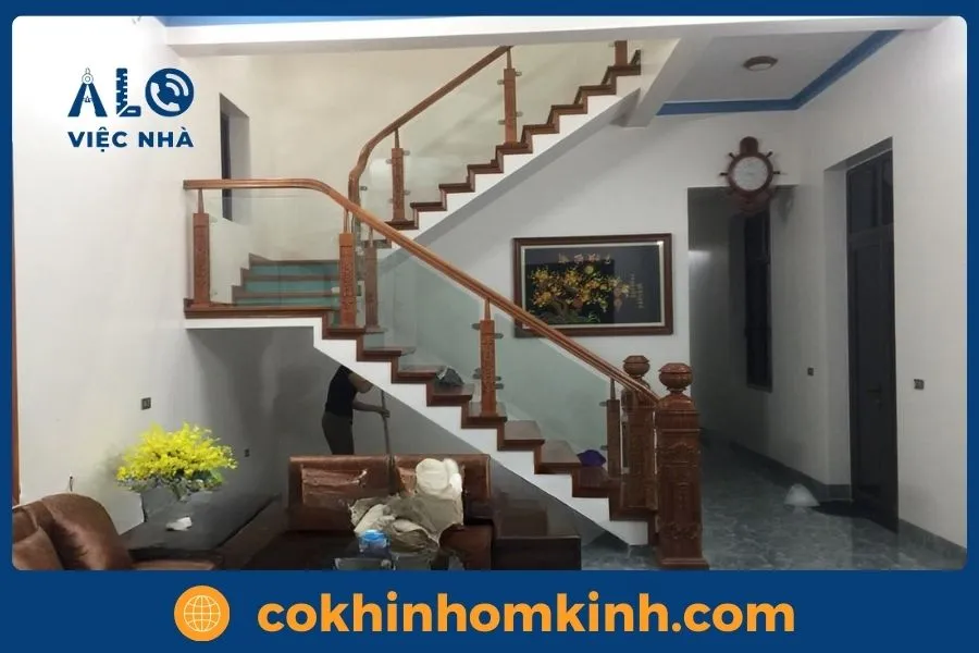 Cầu thang kính tay vịn gỗ mang nét đẹp sang trọng