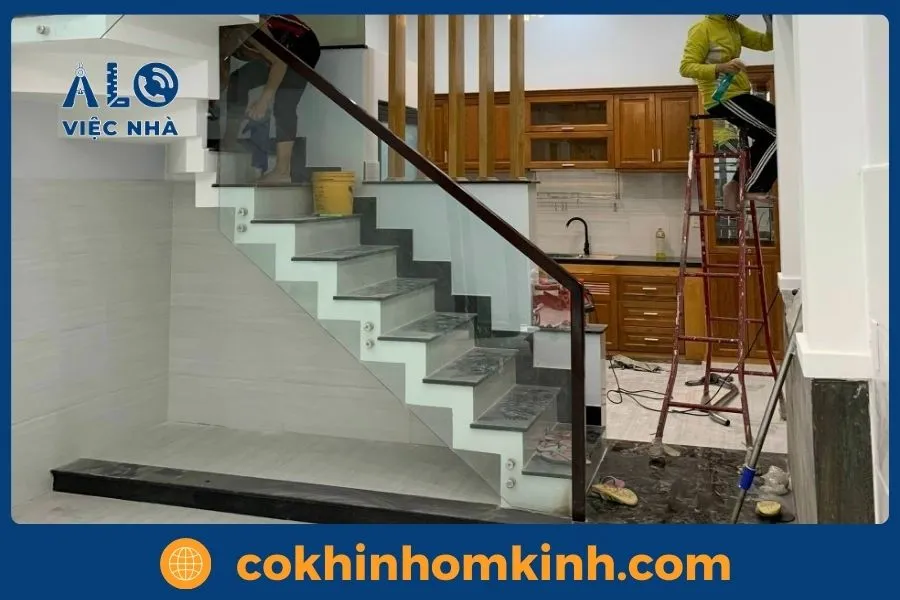 Cầu thang kính tay vịn gỗ với bậc gỗ sồi cao cấp