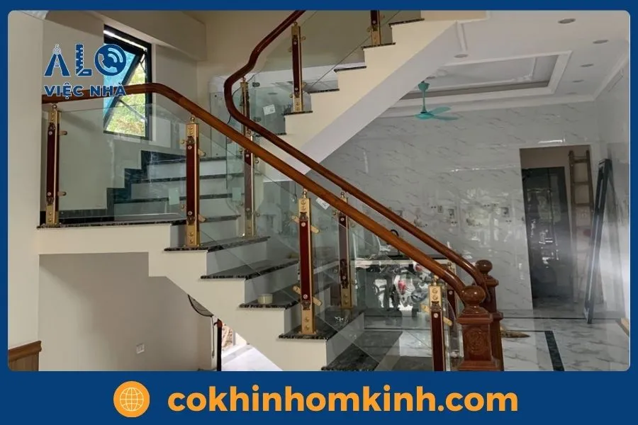 Mẫu cầu thang kính tay vịn gỗ an toàn cho gia đình
