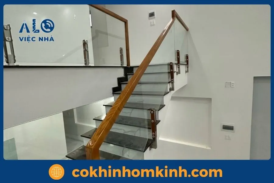 Cầu thang kính tay vịn gỗ kết hợp nội thất hiện đại