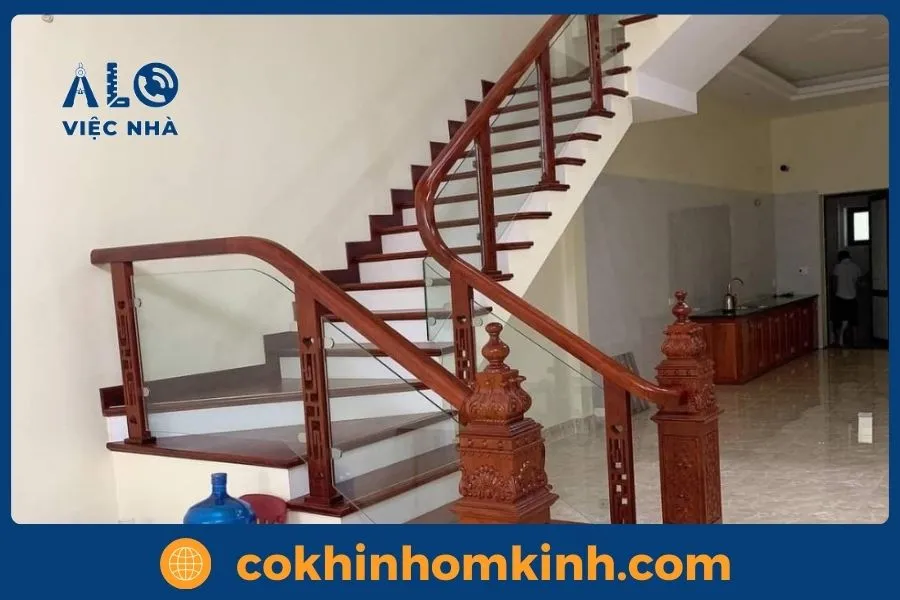 Cầu thang kính tay vịn gỗ là gì?