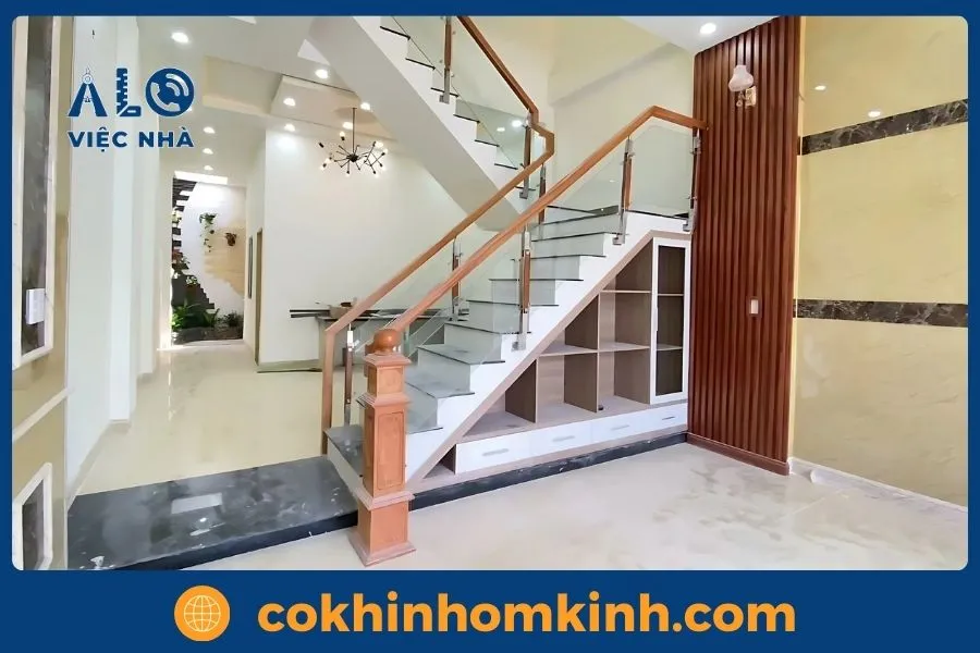 Ứng dụng của cầu thang kính tay vịn gỗ trong thiết kế nội thất