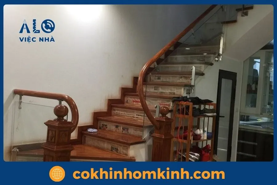Lợi ích khi lắp đặt cầu thang kính tay vịn gỗ