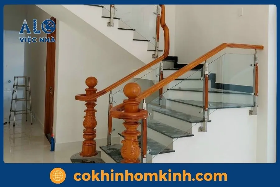 Giới thiệu dịch vụ lắp cầu thang kính tay vịn gỗ