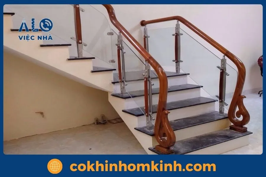 Cầu thang kính tay vịn gỗ thiết kế hiện đại cho nhà phố