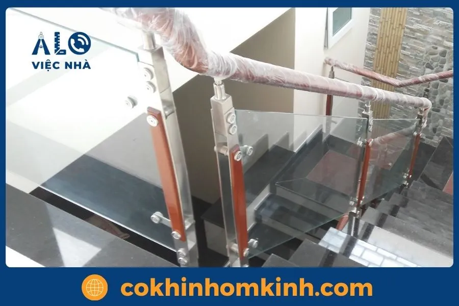 Cầu thang kính tay vịn gỗ phối màu tự nhiên ấm áp