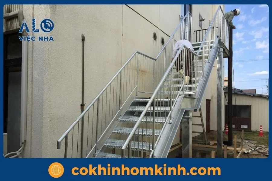 Tại sao, nên chọn Cơ Khí Nhôm Kính thi công cầu thang sắt ngoài trời?