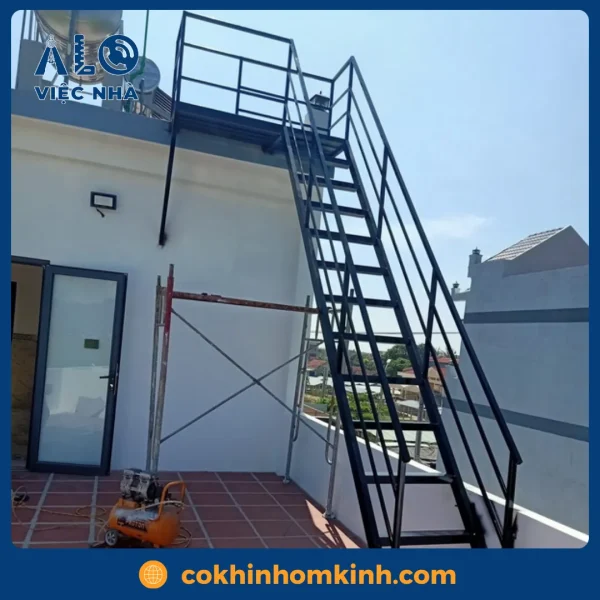 Cầu thang sắt ngoài trời CTSNT1 mẫu 3