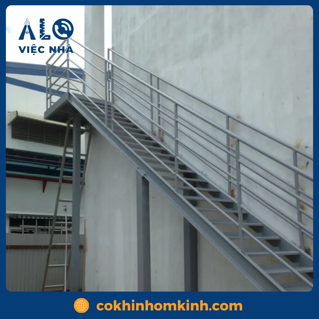 Cầu thang sắt ngoài trời CTSNT2 8 Cầu thang sắt ngoài trời CTSNT2 mẫu 2