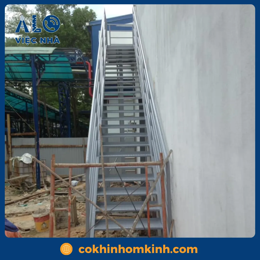 Cầu thang sắt ngoài trời CTSNT2 9 Cầu thang sắt ngoài trời CTSNT2 mẫu 3