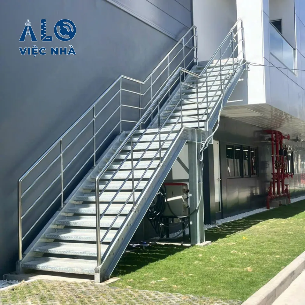 Cầu thang sắt ngoài trời CTSNT2 3 Cầu thang sắt ngoài trời CTSNT2 mẫu 1