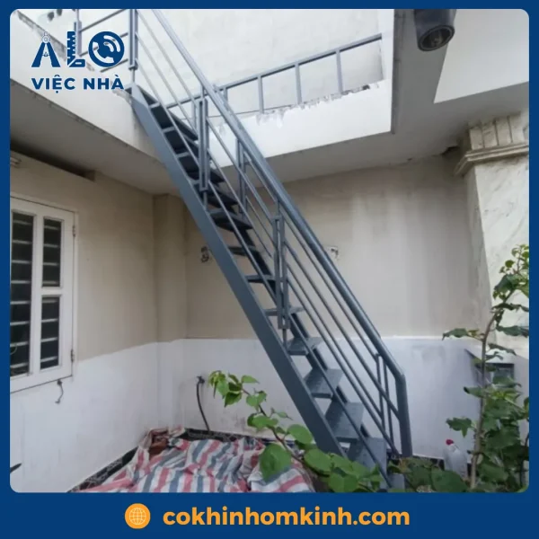 Cầu thang sắt ngoài trời CTSNT3 mẫu 3