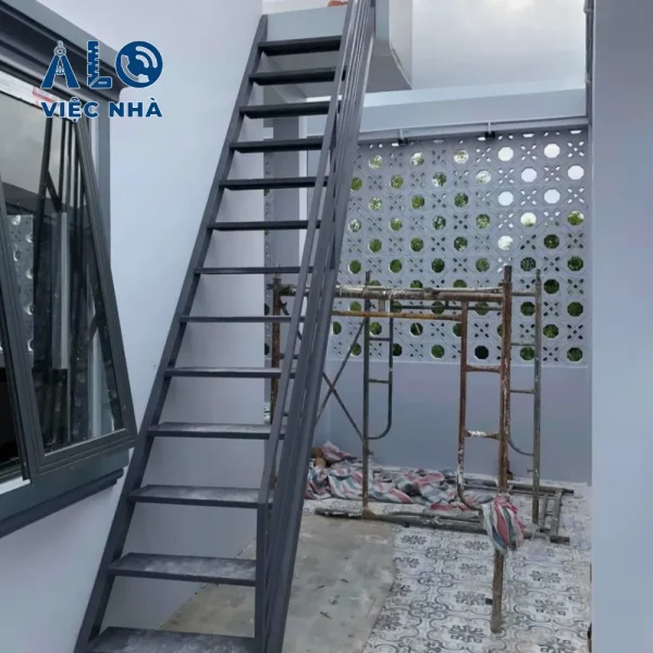 Cầu thang sắt ngoài trời CTSNT3 mẫu 1