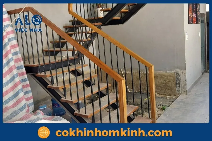 Giới thiệu dịch vụ thi công cầu thang sắt tay vịn gỗ