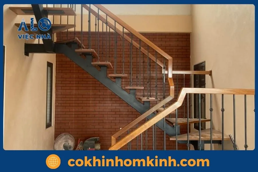 Tại sao, nên chọn Cơ Khí Nhôm Kính thi công cầu thang sắt tay vịn gỗ?