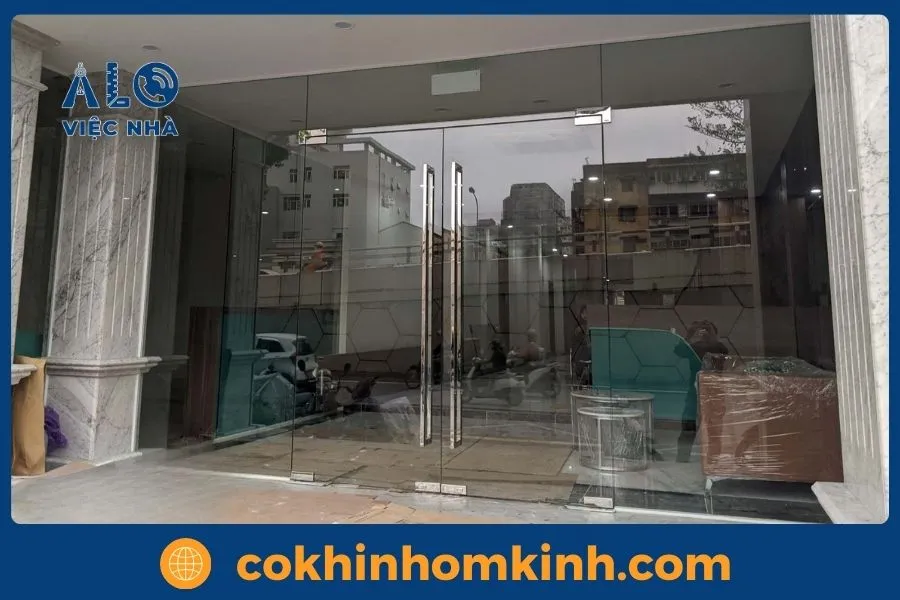 Tại sao, nên chọn Alo Việc Nhà thi công Cửa kính cường lực 2 cánh?