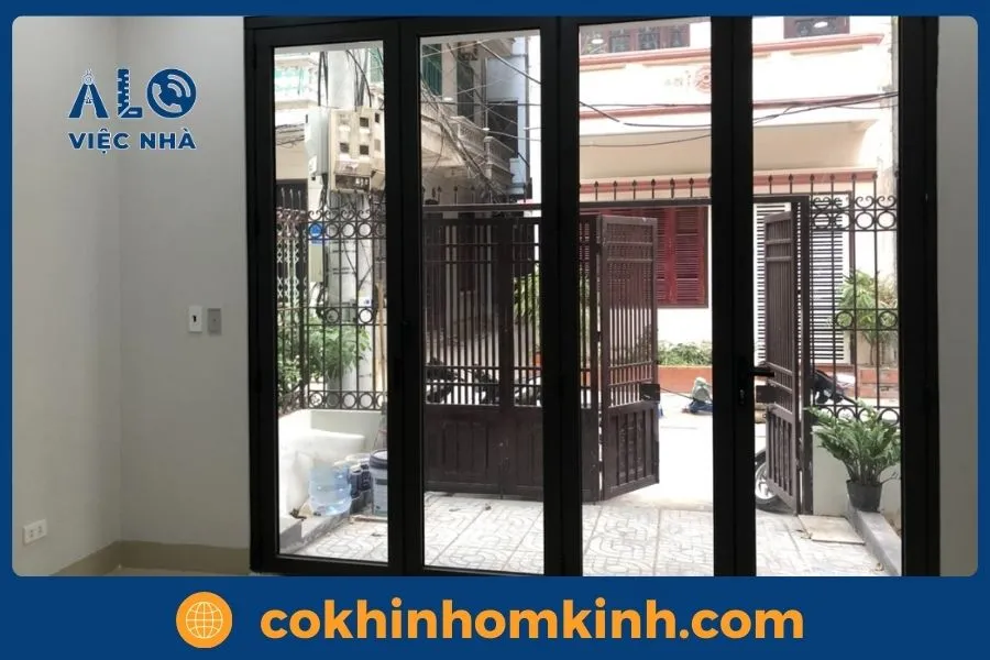 Tại sao, nên chọn Alo Việc Nhà thi công Cửa kính cường lực 4 cánh?