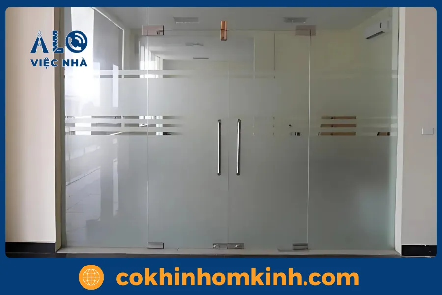 Quy trình thi công cửa cửa kính cường lực - Alo Việc Nhà