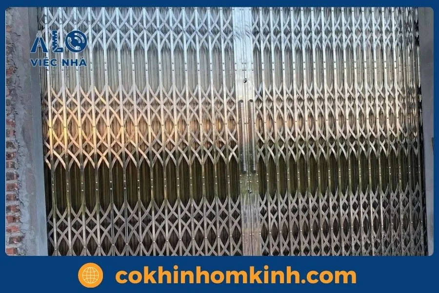 Cửa xếp inox 304 cao cấp – Mẫu đẹp, bền, báo giá xưởng 5 Giới thiệu dịch vụ thi công cửa xếp inox tại Cơ Khí Nhôm Kính