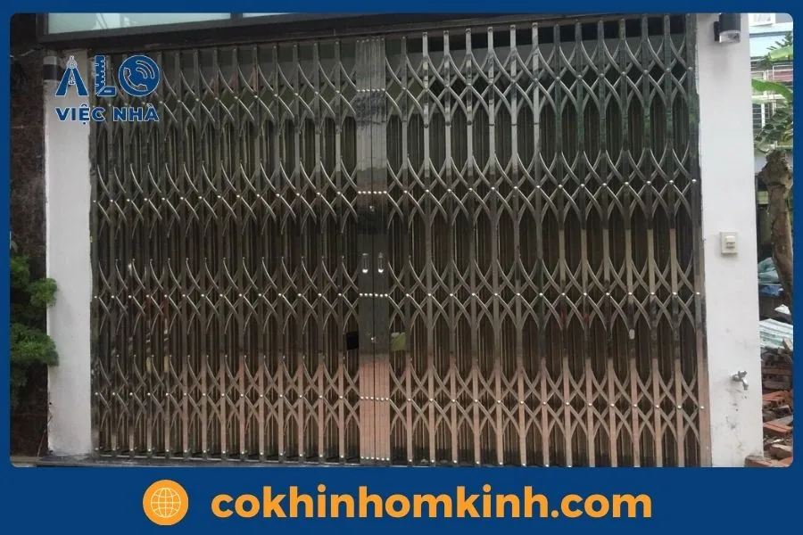 Cửa xếp inox 304 cao cấp – Mẫu đẹp, bền, báo giá xưởng 6 Tại sao, nên chọn Cơ Khí Nhôm kính để lắp đặt cửa xếp inox?