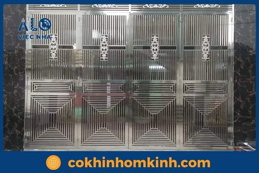 Các Yếu Tố Ảnh Hưởng Đến Giá Cửa Inox 304