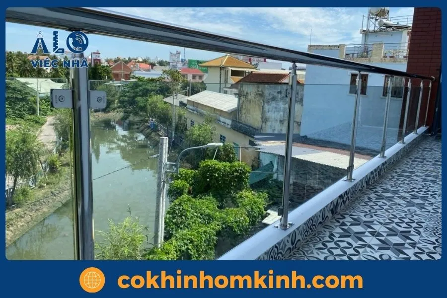 Dịch vụ thi công lan can kính mặt tiền tại TPHCM 1 lan can kính mặt tiền