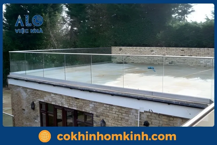 Dịch vụ thi công lan can kính mặt tiền tại TPHCM 3 Kinh Nghiệm "Vàng" Khi Lắp Đặt Lan Can Kính