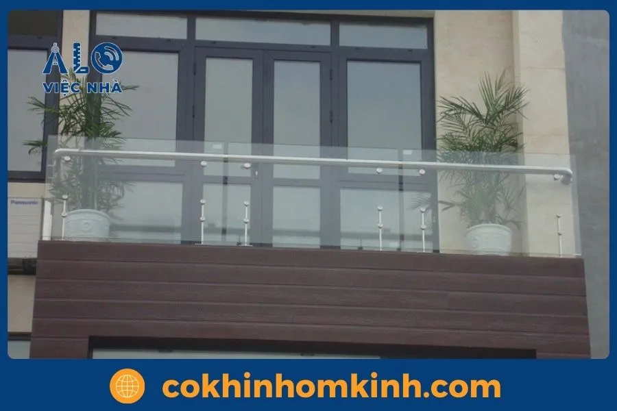 Dịch vụ thi công lan can kính mặt tiền tại TPHCM 4 Giới thiệu dịch vụ thi công lan can kính mặt tiền tại Cơ Khí Nhôm Kính