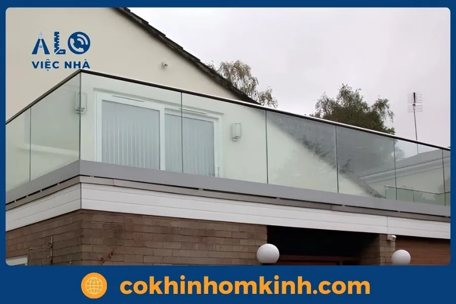 Dịch vụ thi công lan can kính mặt tiền tại TPHCM 5 Tại sao, nên chọn Cơ Khí Nhôm Kính thi công lan can kính mặt tiền